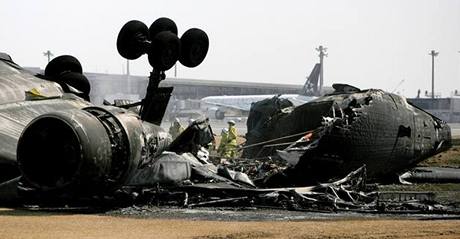 V Japonsku pi pistání explodovalo dopravní letadlo, oba piloti mrtví.