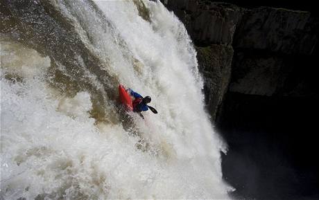 Tyler Bradt sjíždí vodopády Palouse Falls, měří asi 56 m.
