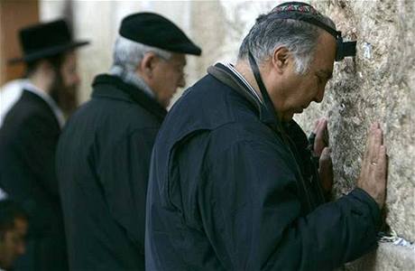 idé se modlí u Zdi nák v Jeruzalém.