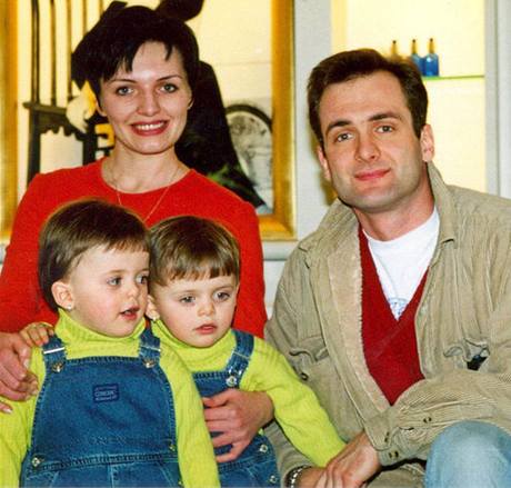 Zavradný ukrajinský opoziní noviná Heorhij Gongadze s rodinou na archivním snímku