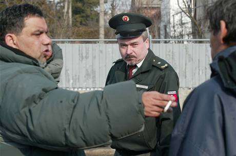 Sloventí romové pod dohledem policisty