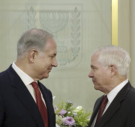 Benjamin Netanjahu a Robert Gates