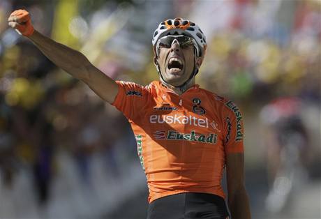 Španěl Mikel Astarloza jásá v cíli 16. etapy Tour de France.