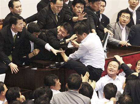 Bitka v jihokorejském parlamentu.