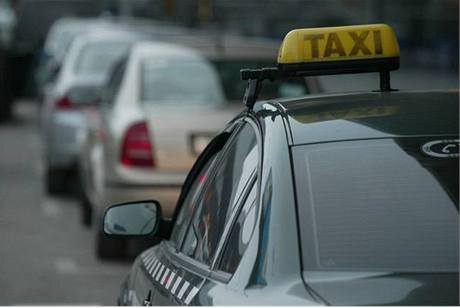 Jednotnou cenu a kontrolu délky trasy pomocí naviganího systému. To má nabídnout mstská taxisluba.