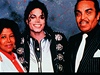 Michael Jackson se svými rodii. Fotografie ze zpvákova pohbu v Los Angeles.