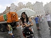 Návtvníci Staromstského námstí v Praze se mohli, kdy zde padl teplotní rekord, osvit jet ped píchodem bouky sprchou z kropícího vozu. 