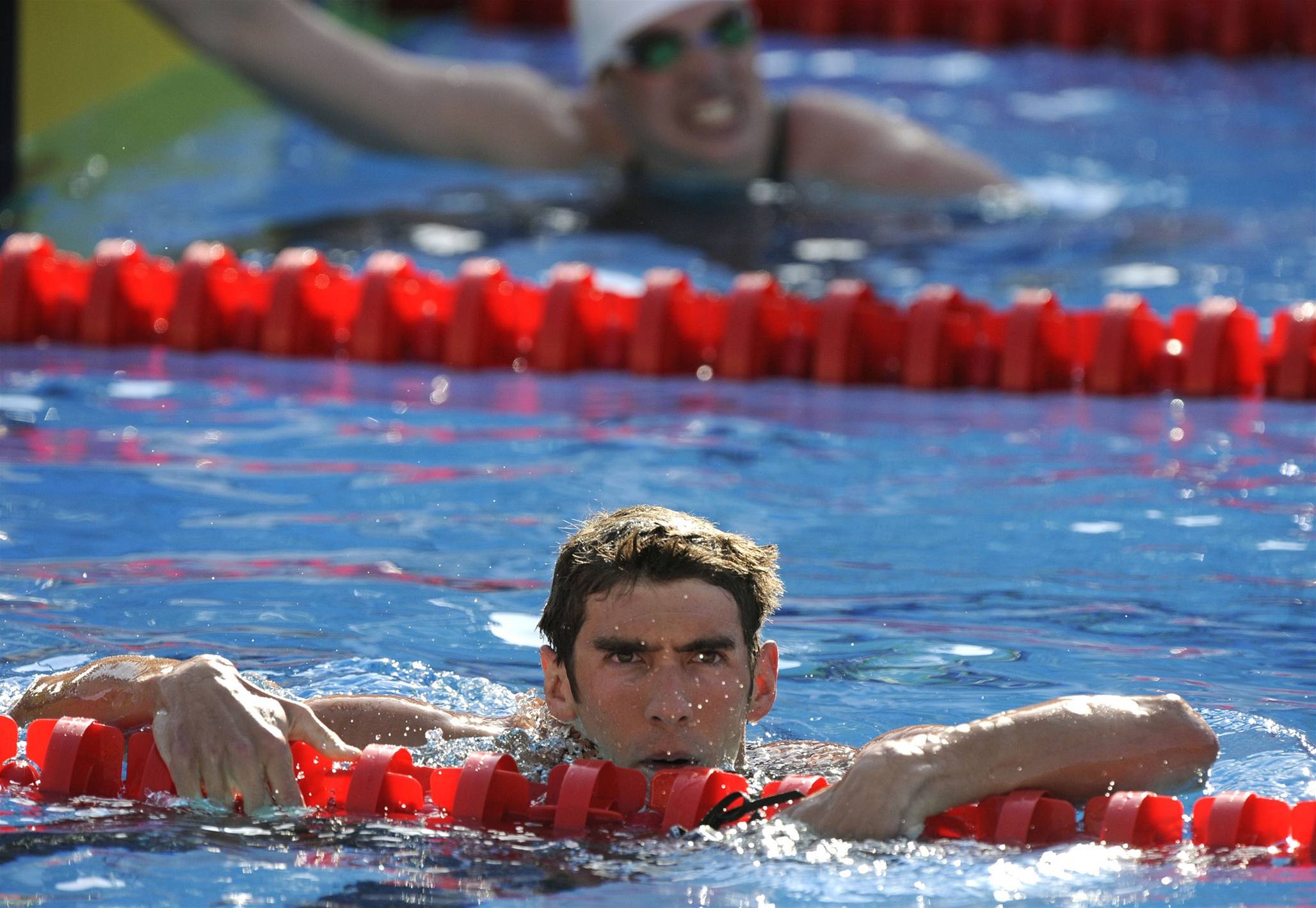 Zamra�ený Michael Phelps, vpozadí Phelps.