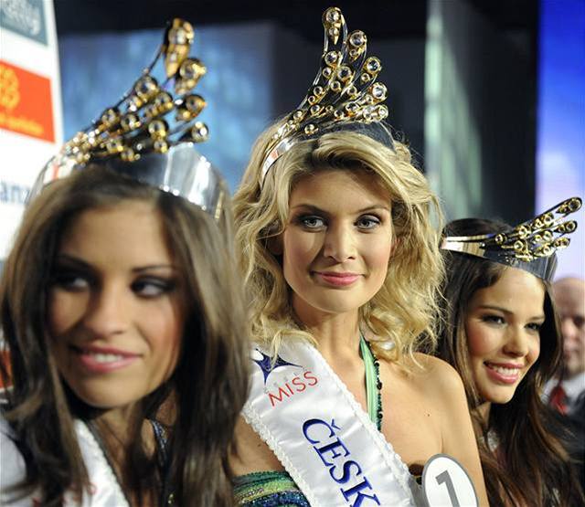 Titul �eská Miss pro rok 2009 získala Iveta Lutovská z T�ebon�. První vicemiss se stala osmnáctiletá Tereza Budková ze Sezimova Ústí (vlevo), t�etí místo v sout�i krásy pat�í osmnáctileté Zin� ��oví�kové z Nového Boru (vpravo). 