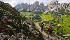 esk turista zemel v rakouskch Alpch, ztil se ze skly