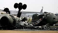V Japonsku pi pistání explodovalo dopravní letadlo, oba piloti mrtví.