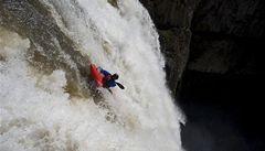 Tyler Bradt sjídí vodopády Palouse Falls, mí asi 56 m.