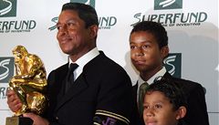 Zpvákv bratr Jermaine Jackson (vlevo) pevzal cenu spolen se svými syny. 