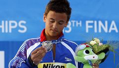 Tom Daley s medailí. 