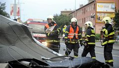Na Kobyliském nám�stí v Praze strhl vítr st�echu katastrálního ú�adu. St�echa, je� m�la rozm�ry zhruba deset krát 30 metr�, spadla na vozovku p�ed budovu. K její likvidaci museli hasi�i pou�ít i motorovou pilu.