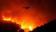 Po�ár v Santa Barba�e se stále neda�í uhasit