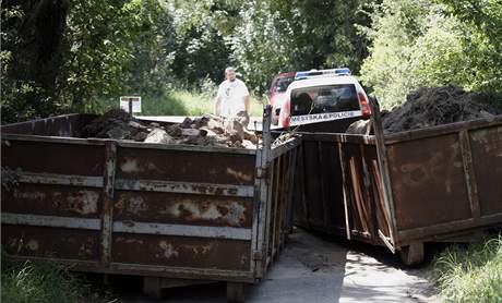 Policie z Mikulova radji píjezdovou cestu k vojenské stelnici, kde se Moravitek 2009 ml konat, pehradila dv kontejnery.