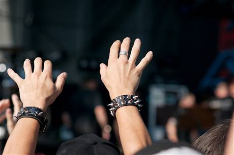 Návtvníci nejvtího metalového festivalu svta se kvli praseí chipce nesmí líbat.