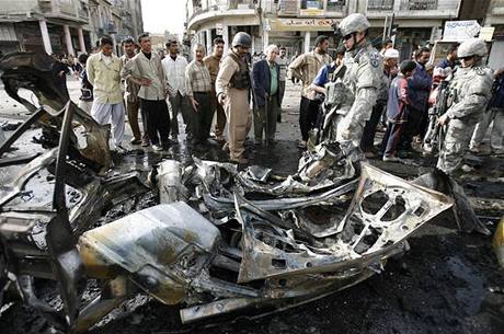 Auto po explozi v Bagdádu.