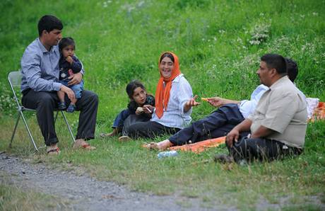 Romové utáboení u Vltavy u obce Husinec