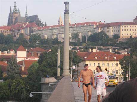 Kolumbijec Orlando Duque (vpravo) na Mánesov most.