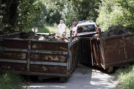 Policie z Mikulova radji píjezdovou cestu k vojenské stelnici, kde se Moravitek 2009 ml konat, pehradila dv kontejnery.