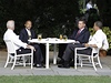 Barack Obama, profesor Louis Gates a policista James Crowley eili konflikt nad pivem na zahrad Bílého domu. Pítomen byl i viceprezident Joe Biden.