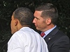 Barack Obama, profesor Louis Gates a policista James Crowley eili konflikt nad pivem na zahrad Bílého domu. Pítomen byl i viceprezident Joe Biden.
