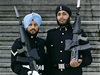 Sarjvit Sing a Simranjit Singh. Sikhové, kteí stráí anglickou královnu