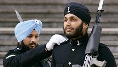 Sarjvit Sing a Simranjit Singh. Sikhové, kte�í strá�í anglickou královnu