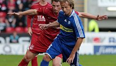 Rudolf Otepka v souboji se skotskými fotbalisty. 