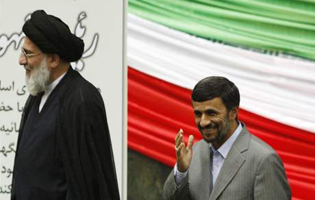 Mahmúd Ahmadíneád navrhl do funkce ministra obrany mue, kterého hledá Interpol.