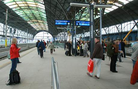 Cestující na hlavním nádraí v Praze.
