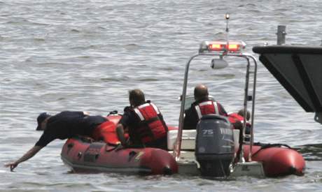 Do pátrání v oblasti nehody bylo zapojeno mnoství vrtulník a plavidel námonictva (ilustraní foto)
