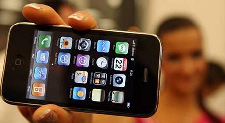 Na mobil od Apple útoí stále více konkurent. Tento týden vstupuje do boje Nokia