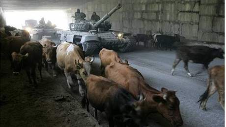 Ruský tank vjídí do tunelu Roki, který tvoí hranici mezi jiní a severní Osetií, tedy mezi Gruzií a Ruskem.