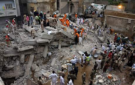 Záchranái hledají v troskách budovy v Karáí zranné a mrtvé.
