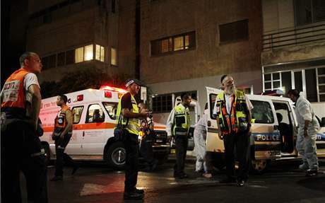Ped gay klub v Tel Avivu, kde útoník zabil dva lidi, se sjely desítky záchraná.