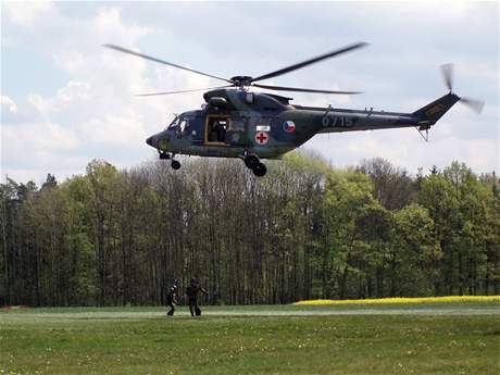 Vrtulník pistává na letiti v Líních u Plzn.