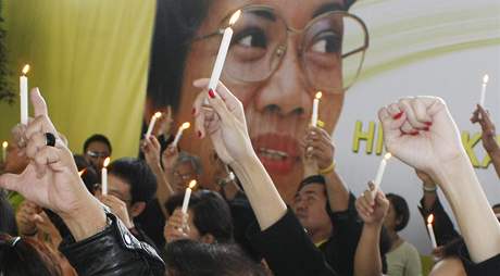 LIdé si pipomínají Corazon Aquinovou, která zemela v sobotu.