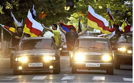 Lidé z Jiní Osetie se radují poté, co Rusko uznalo jejich nezávislost.