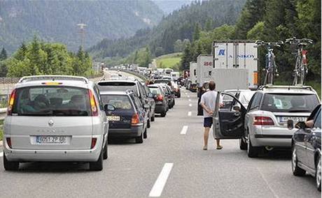 Kolony na rakouských dálnicích - ilustraní foto.