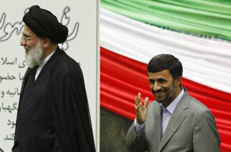 Mahmúd Ahmadíneád navrhl do funkce ministra obrany mue, kterého hledá Interpol.