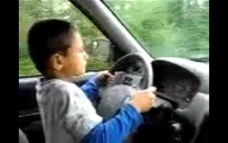 Chlapec za volantem.