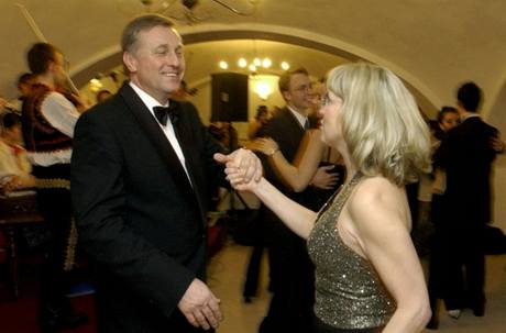 Pedseda ODS Mirek Topolánek taní s manelkou Pavlou na Slovenském plesu, který se konal 7. února 2004 na praském ofín.