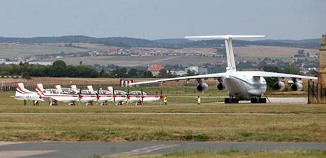 Na letiti v Tuanech pistálo 5 letoun chorvatské armády, které vystoupí o víkendu na Mezinárodním leteckém festivalu CIAF 2008. 