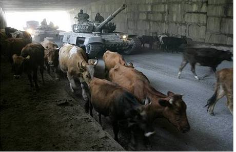 Ruský tank vjídí do tunelu Roki, který tvoí hranici mezi jiní a severní Osetií, tedy mezi Gruzií a Ruskem.