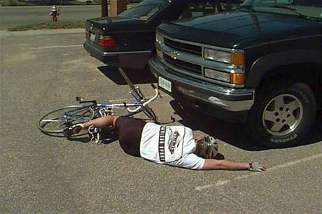 Cyklista pod autem - ilustraní foto.