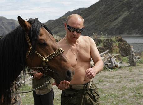 Vladimír Putin krmí koně při pobytu na Sibiři (září 2009)