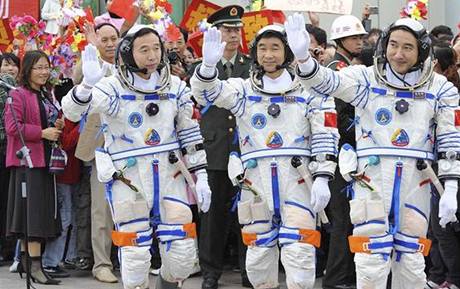 Tři čínští kosmonauti se loučí před odletem do kosmu.
